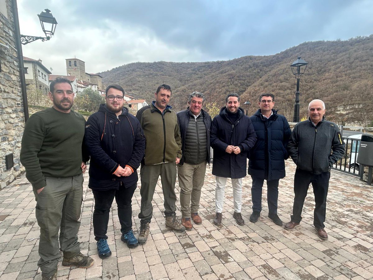 💪🏻Nuestro secretario general, <a href="/javidearnedo/">Javier García Ibáñez</a>, continúa recorriendo los municipios de #LaRioja para conocer de primera mano las demandas y necesidades de los ciudadanos.

#LaRiojaMereceMás