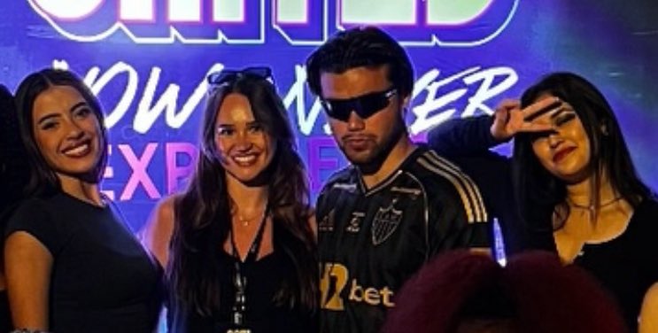 noahsgabrielly's tweet photo. que foto engraçada https://t.co/z3hBIli0qs