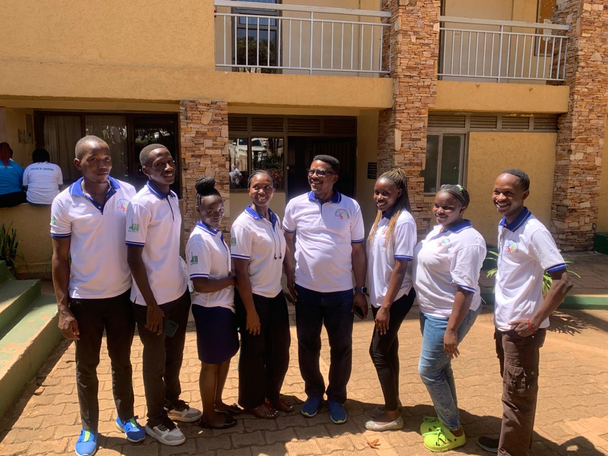 treasurecr50509's tweet image. Humanitarian for humility,@kiuvarsity ...social work team showup today in Gaba market for sensitisation,market cleaning and giving back to the community,putting theory into practice from the lecture room to the field.