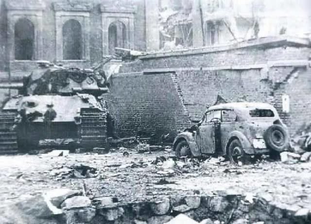 VoicesofWW2's tweet image. April 30, 1945

King Tiger n°101 from 1.Kompanie s.SS.Pz.Abt 503 Commanded by Karl Heinz Turk in Potsdamer Platz.
On April 28 1945 this Tiger n°101 attached to the Nordland and commanded by SS-Oscharf. Karl-Heinz Turk were ordered to stage an attack from the…