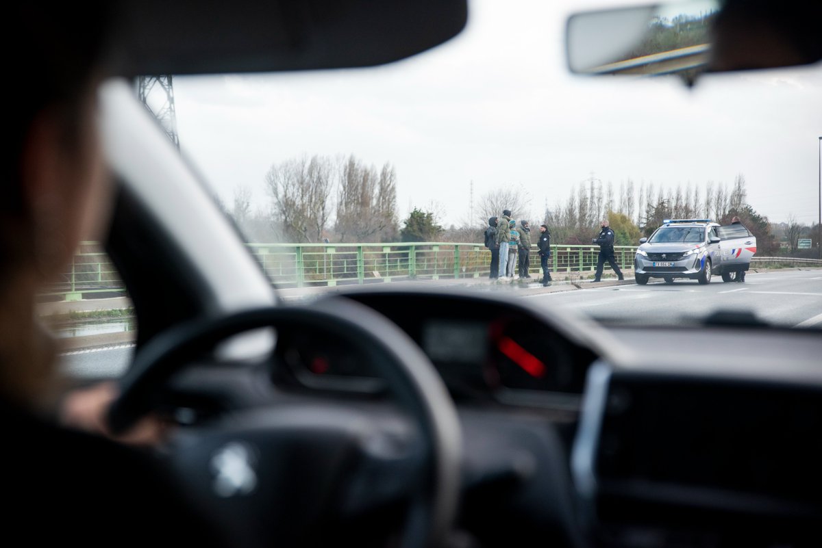 🗣️ « Se faire suivre par une voiture de la BAC durant toute une opération, c'est angoissant. »

Sur le littoral nordiste, la police entrave la documentation de la tragédie vécue par les exilés ⬇️
streetpress.com/sujet/17639979…