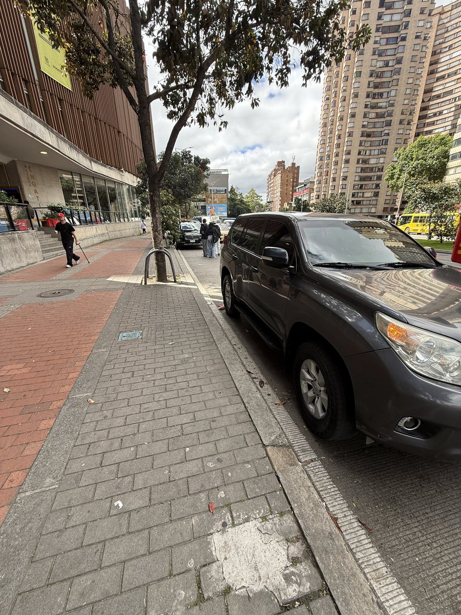 LauraV_Villa's tweet image. Yo la verdad no entiendo que los carros de escoltas y de misiones diplomáticas se sientan con derecho a parquear en cualquier lugar, por horas

Amigo. Tu protegido está en un evento, en un lugar cerrado, que durará horas. Podrías al menos no quedarte sobre vía principal