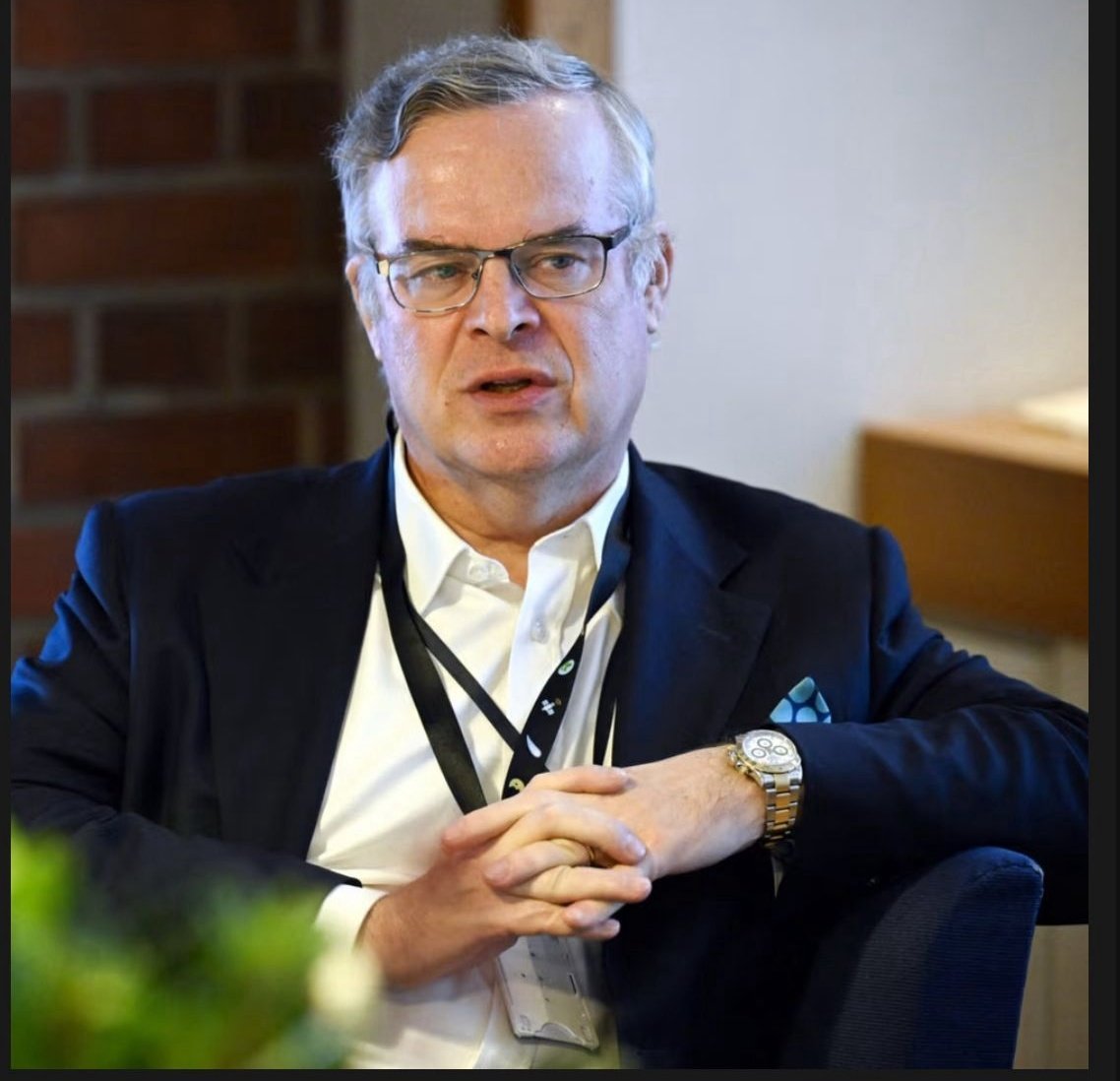 Kyllähän KELA:n Lasse Lehtonen on viimeisen päälle kova keijo: johtaja ja lääkäri, joka istuu hoitajan vajaan vuosipalkan arvoinen kello kädessä (<a href="/ROLEX/">ROLEX</a> Cosmograph Daytona) , eikä taivu kenenkään edessä eikä tee virheitä. Ja jos tekeekin, KELA:n viestintä hoitaa.