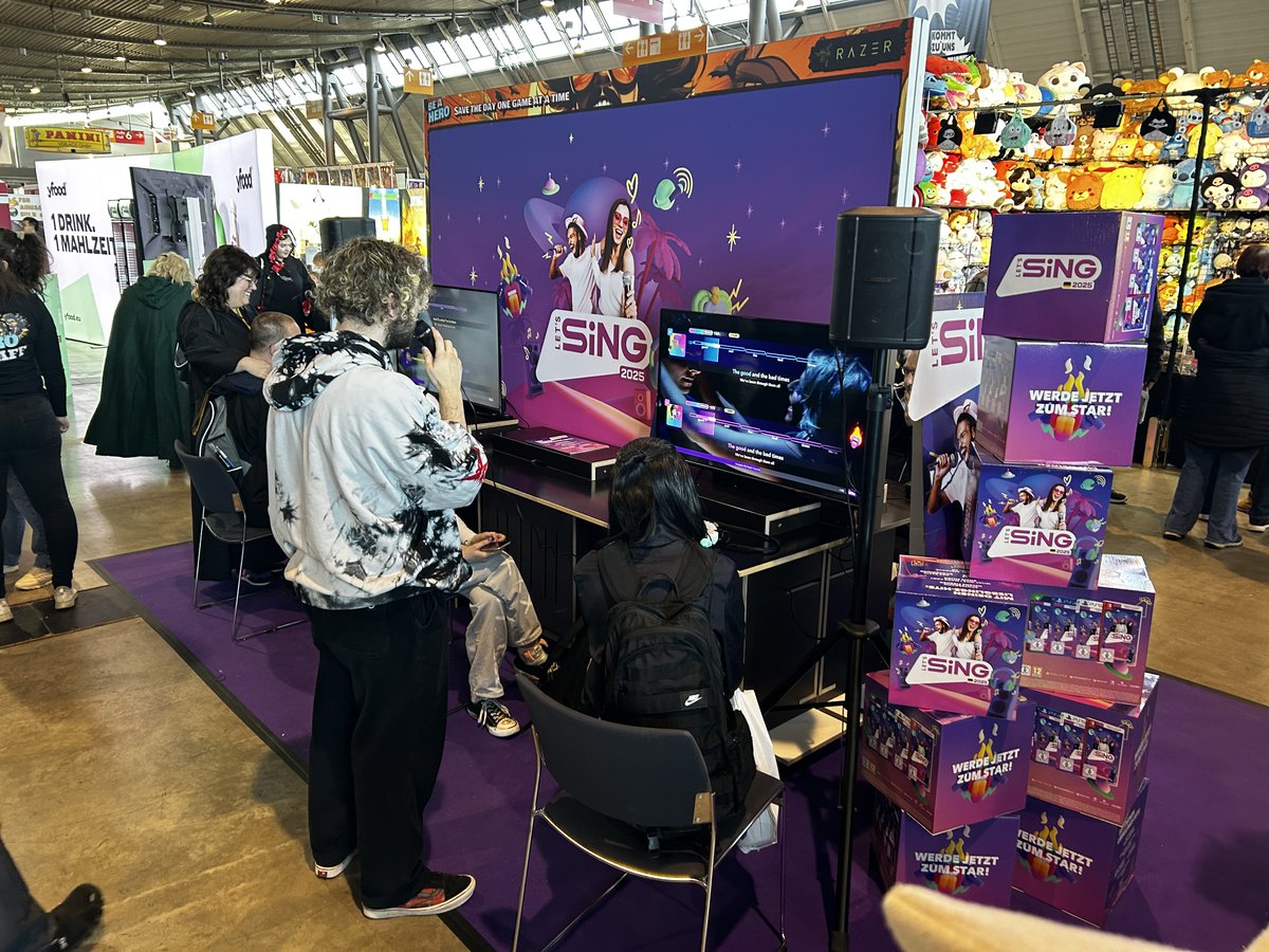 PLAION_DACH's tweet image. Dieses Wochenende gibt es auf der #ComicCon Stuttgart wieder was zu hören und singen!
Wie letztes Jahr wird Let&apos;s Sing auf der Bühne und an den Anspielstationen dabei sein.
Schaut doch gerne mal vorbei 🎤🎶