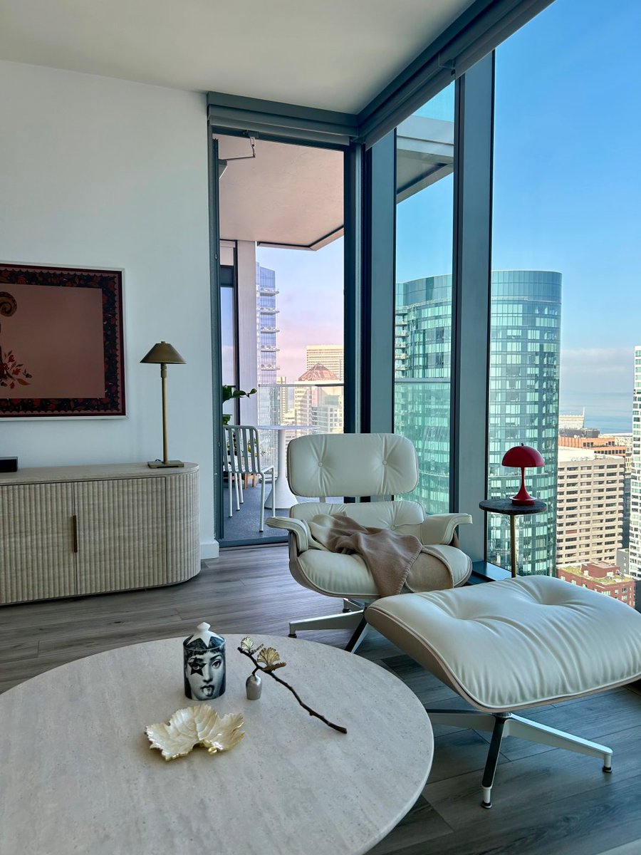 giamjkele's tweet image. The weather’s just right today, and somehow it put my mood back in place.
There’s something calming about sitting here, watching the city wake up.
Honestly, better than checking the market. 😌
 #HomeView #CityCalm #LifeOverMarkets