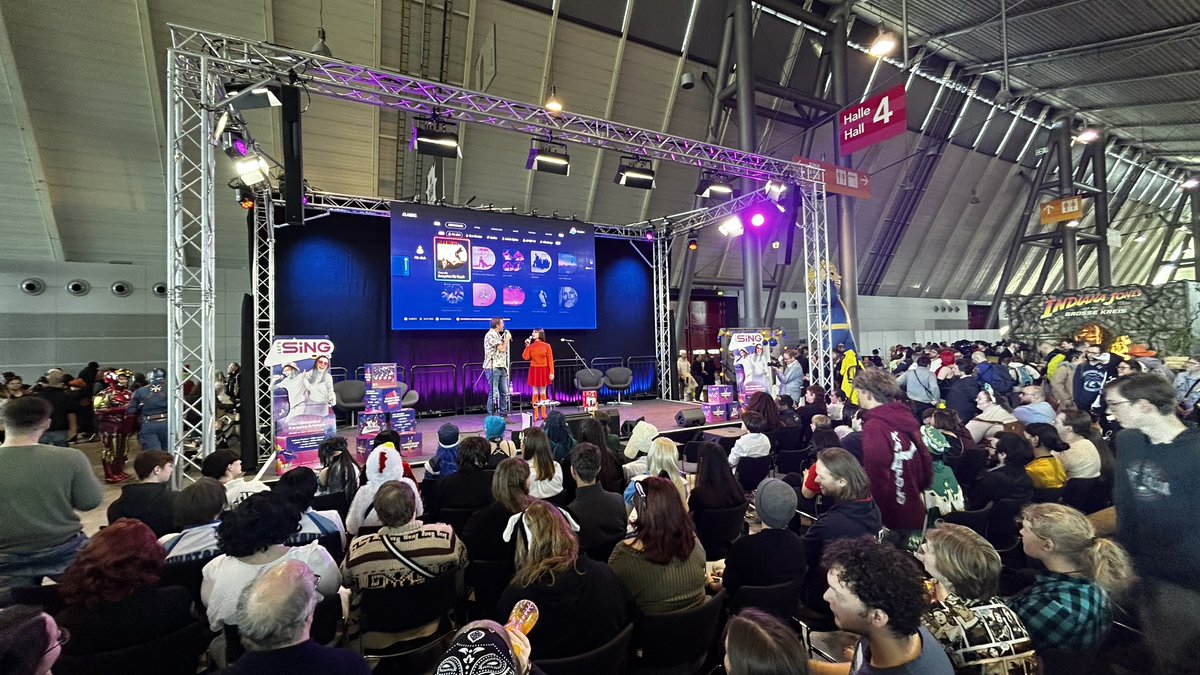 PLAION_DACH's tweet image. Dieses Wochenende gibt es auf der #ComicCon Stuttgart wieder was zu hören und singen!
Wie letztes Jahr wird Let&apos;s Sing auf der Bühne und an den Anspielstationen dabei sein.
Schaut doch gerne mal vorbei 🎤🎶