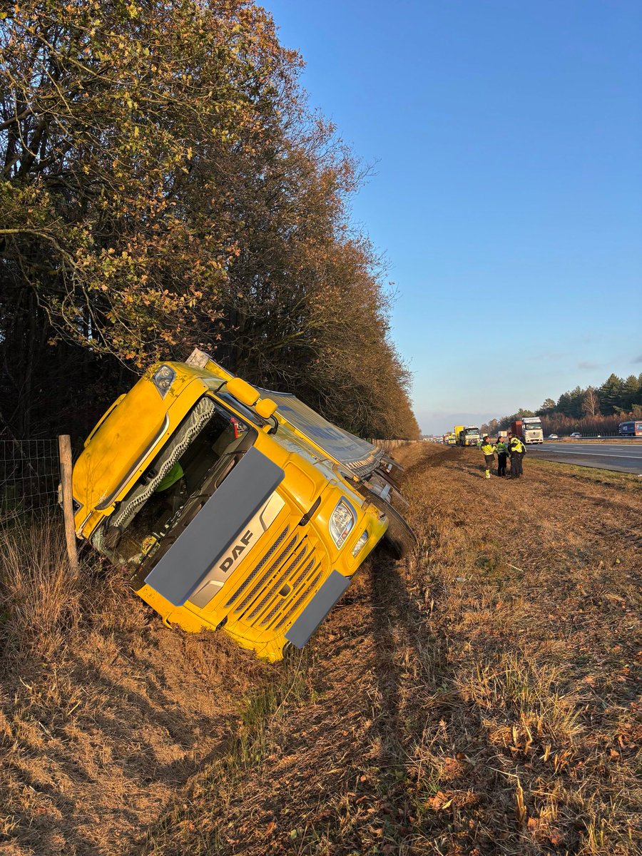 Vrachtwagen gekanteld op A67 bij Hapert richting België