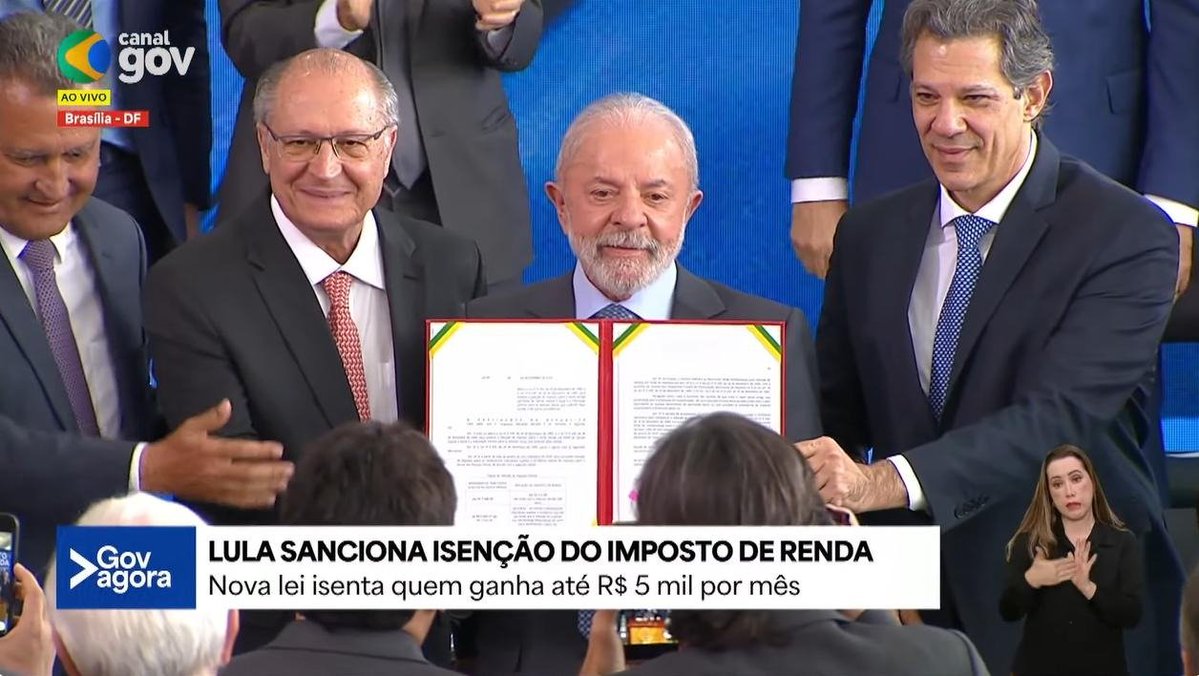 ErikakHilton's tweet image. 🎉 ISENÇÃO DO I.R É SANCIONADA

O Presidente Lula acaba de sancionar a Lei que ACABA com o Imposto de Renda pra quem ganha até R$ 5.000 e reduz a taxa pra quem ganha até R$ 7.350 mensais.

A Lei, proposta pelo próprio governo Lula, beneficiará mais de 90% da população brasileira…
