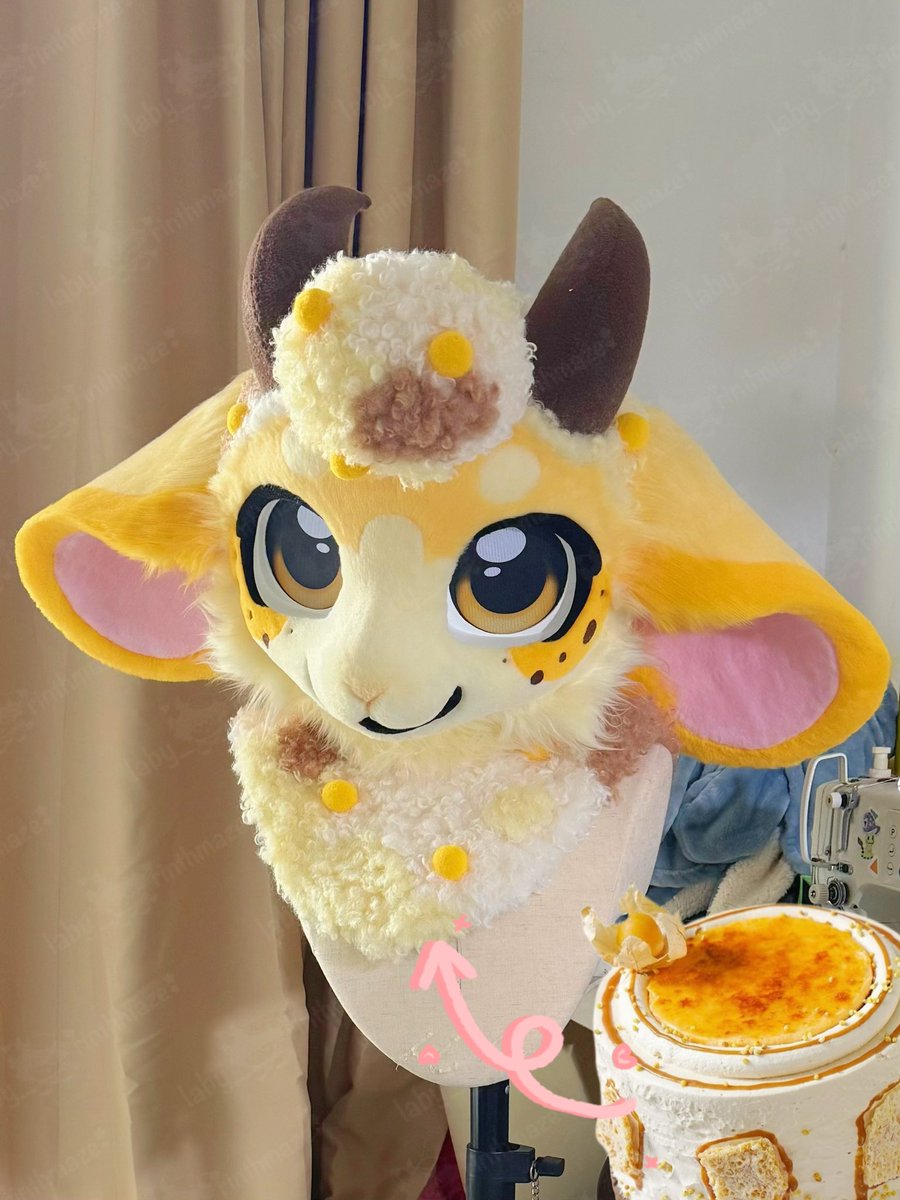 The head is complete! 
It looks like a banana, but it was actually inspired by a very popular cake recently!

#furry #fursuit