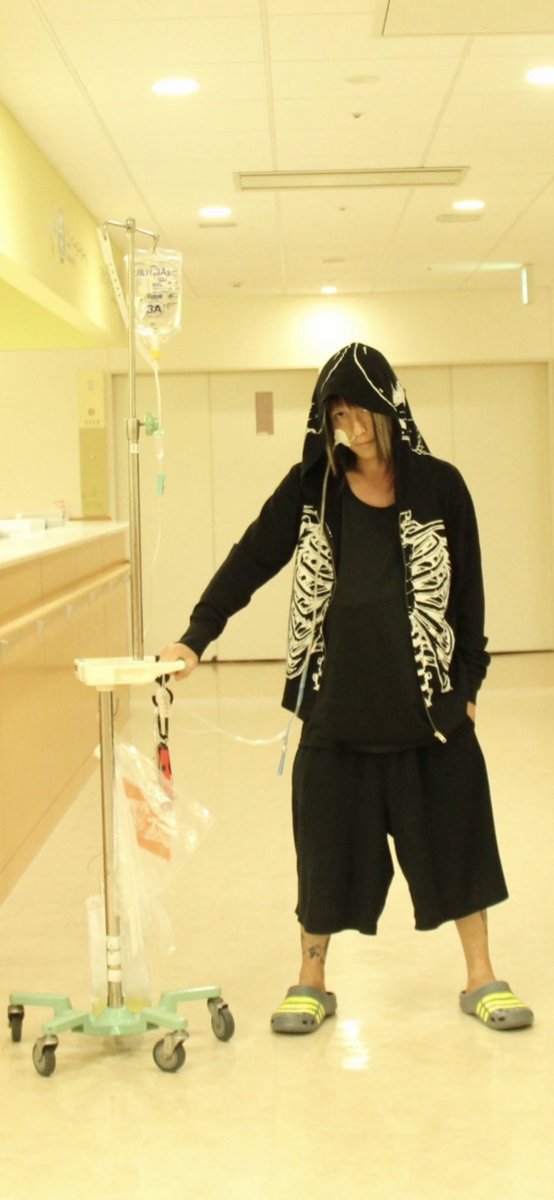 daisuke_side's tweet photo. 潰瘍性大腸炎になり薬が効かず大腸破裂して腹膜炎起こし15時間の手術から生還したのが10年前。それから小腸を少し残しそこから下の臓器を肛門まで切断手術　潰瘍や癌化する部位は全て先回りして捨てたから
生きられてる。とにかく早く検査していれば切ったり、死んだりしない　早めに検査してね https://t.co/P0FTrG5BAm