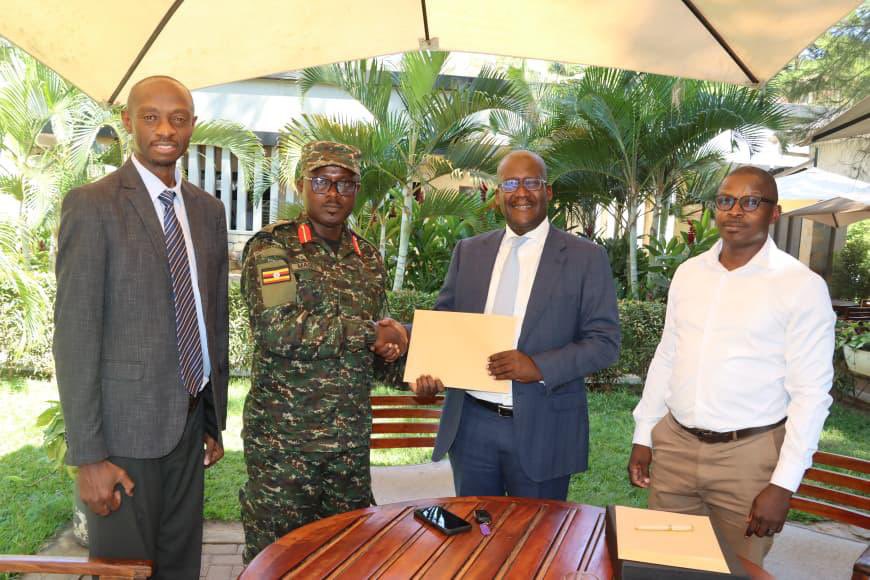 Earlier today Col <a href="/ChrisOMagezi/">Chris Magezi</a> represented Gen <a href="/mkainerugaba/">Muhoozi Kainerugaba</a> and delivered 20 million UGX towards the dinner awards aimed at recognizing old boys at St Mary’s College Kisubi (Old Boy’s Association)
Thank you Afande for your kind heart nd support for your old friends
Long live mk