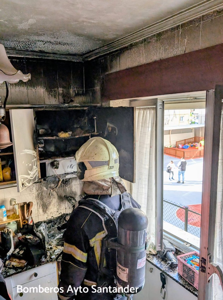 INCENDIO
Al mediodía desplazamos autotanque 🚒 y escala a la calle Vázquez de Mella de #Santander ,por incendio en vivienda ,que afecta a la cocina.
Extinguimos el  incendio y ventilamos hasta atmósfera respirable.