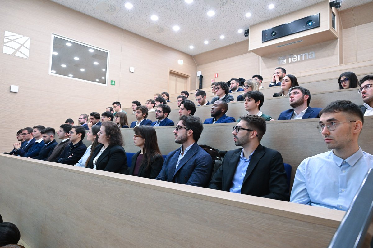 TernaSpA's tweet photo. Al via la prima edizione del Master di II livello #PoliTechLab in "Innovazione nei Sistemi Elettrici per l’Energia", promosso da Terna in collaborazione con il @PolibaOfficial, @polimi e @PoliTOnews.
Il percorso rappresenta un modello formativo unico che punta, per la prima volta, a sviluppare un programma post-laurea congiunto con i 3 Atenei, basato sullo sviluppo di competenze avanzate per la transizione energetica: i 45 studenti selezionati approfondiranno argomenti come la progettazione delle reti elettriche, l’elettronica di potenza e l’asset management, fino alle normative che guidano le attività dei Trasmission System Operator (TSO) come Terna in Italia e in Europa.
Al termine del corso, dopo 1.500 ore di formazione e il raggiungimento di 60 CFU, i partecipanti saranno inseriti in azienda.
https://t.co/LNLYyPZW3Z