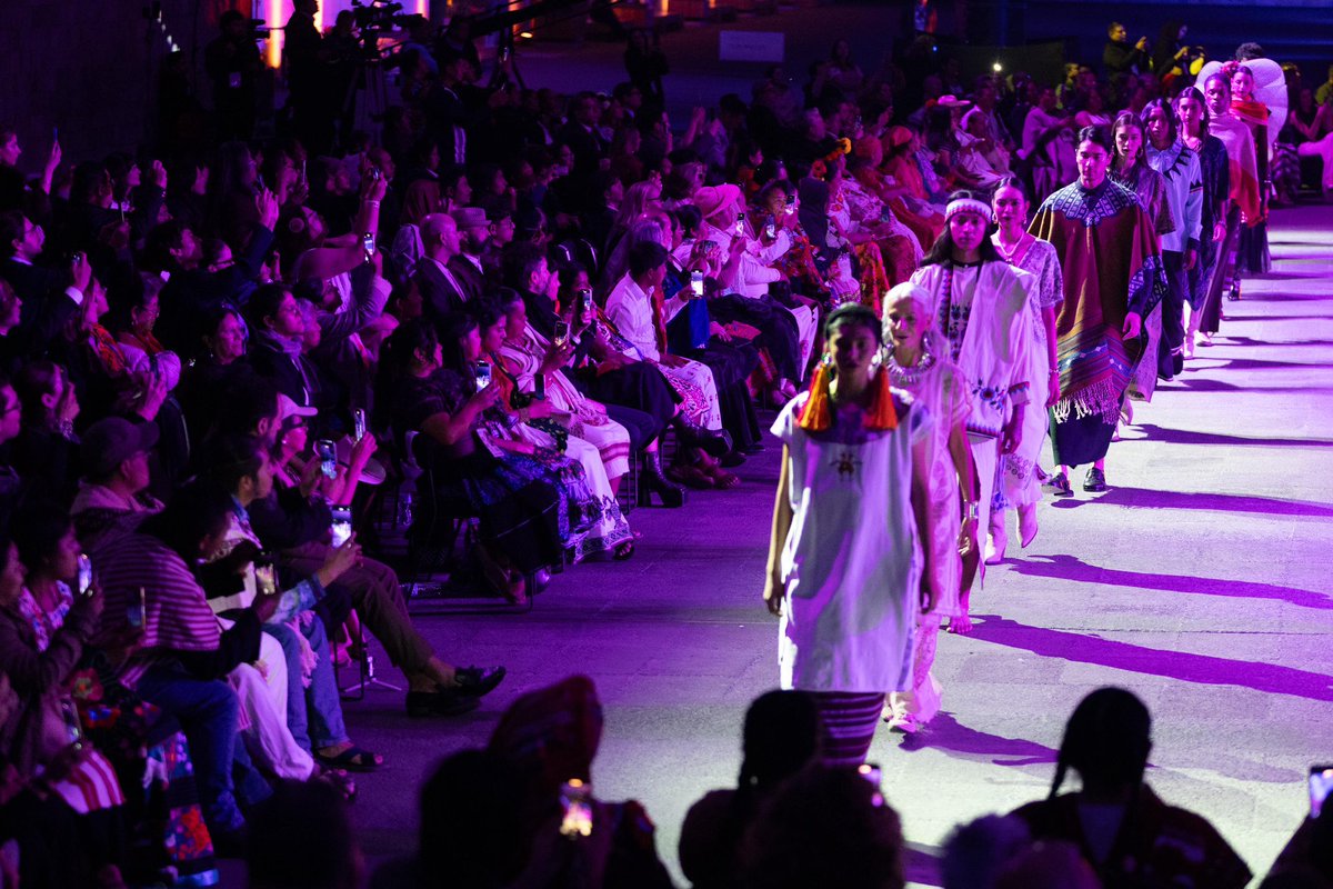 El Homenaje al Textil Tradicional Mexicano en el Museo de Antropología, representó a los 32 estados del país a través de las manos de 20 maestras y maestros artesanos: Alejandra Chuc, Arturo Estrada, Boris García, Cándida del Socorro, Carmen Vázquez, Cirila Aragón,
Ignacio