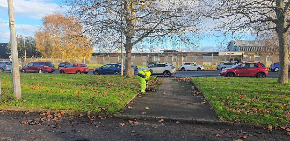 GlasgowCC's tweet image. Despite the colder, wetter and darker weather our deep clean teams have been out and about across the City in Cartyne, Govan, and Shawlands areas removing weeds, detritus, overgrowth and litter.