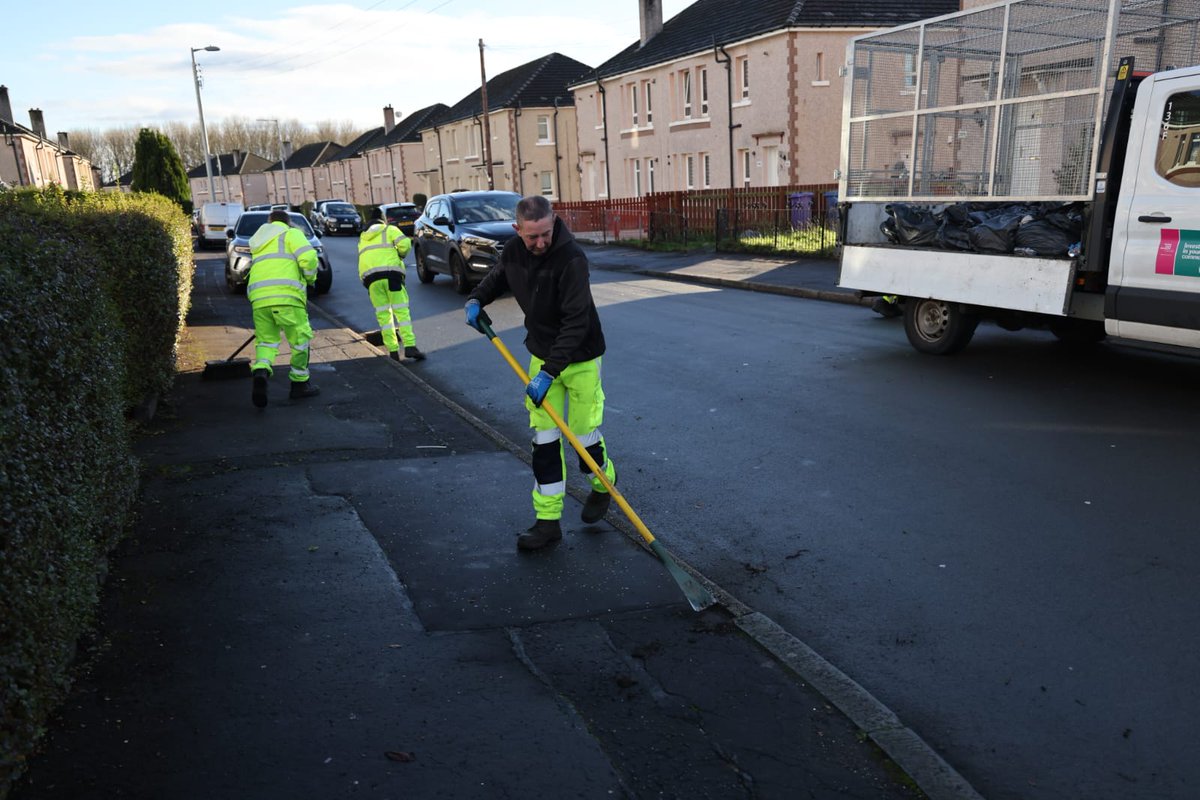 GlasgowCC's tweet image. Despite the colder, wetter and darker weather our deep clean teams have been out and about across the City in Cartyne, Govan, and Shawlands areas removing weeds, detritus, overgrowth and litter.