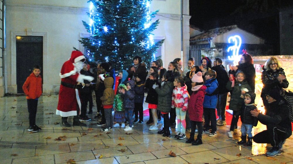 LaProvenceArles's tweet image. Illuminations, déambulation, escape game… un week-end de fête et de solidarité au Paradou
👉 l.laprovence.com/lupv