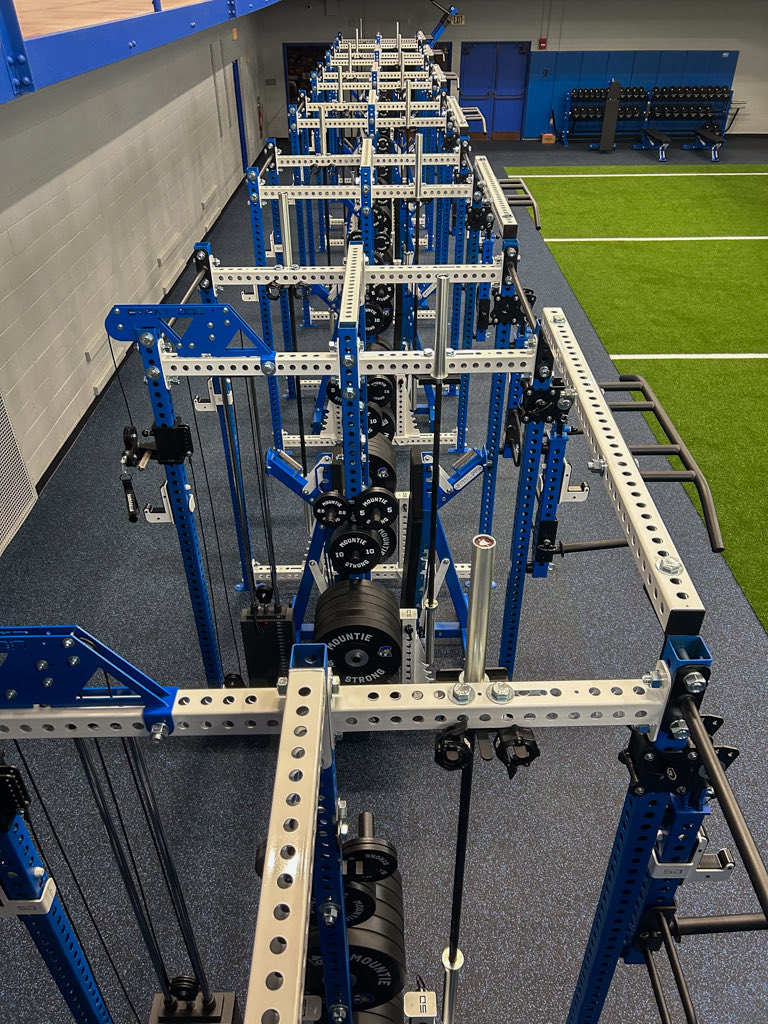 SD_Strength98's tweet photo. South Williamsport HS in Pennsylvania conveyed an old basketball court into a sports performance center. 
-
This facility features racks and a turf area with a drop down batting cage. 
-
#leavethepack https://t.co/9uWbMZx2SI
