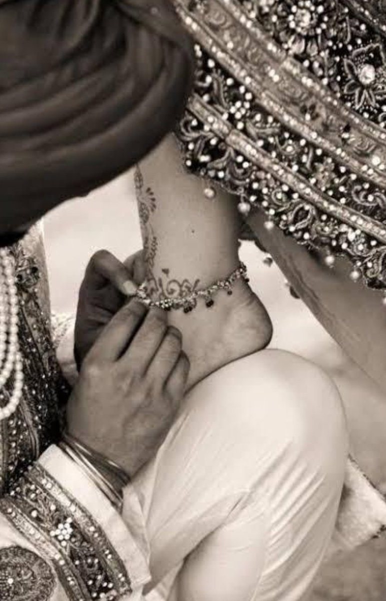 ❤
इन्हें संवारते हुए पूरी उम्र गुजार दूं मैं, 
तुम्हारे पांव इस कदर हसीन लगते हैं मुझे... 

#anika_writes