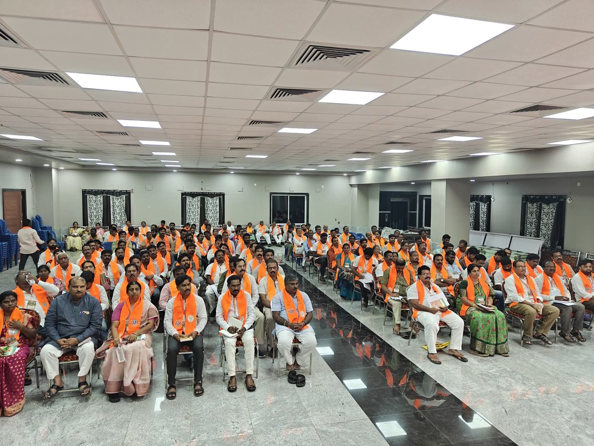 VinodVarmaa's tweet photo. RT @BJP4Andhra: Godavari Zone Mandal Presidents Workshop at Rajamahendravaram 
#PrashikshaVarg https://t.co/S4PenYcLR2