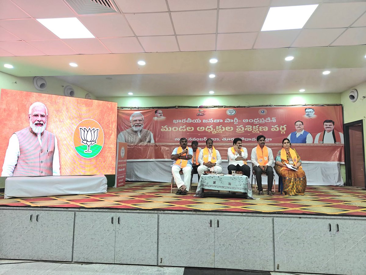 VinodVarmaa's tweet photo. RT @BJP4Andhra: Godavari Zone Mandal Presidents Workshop at Rajamahendravaram 
#PrashikshaVarg https://t.co/S4PenYcLR2