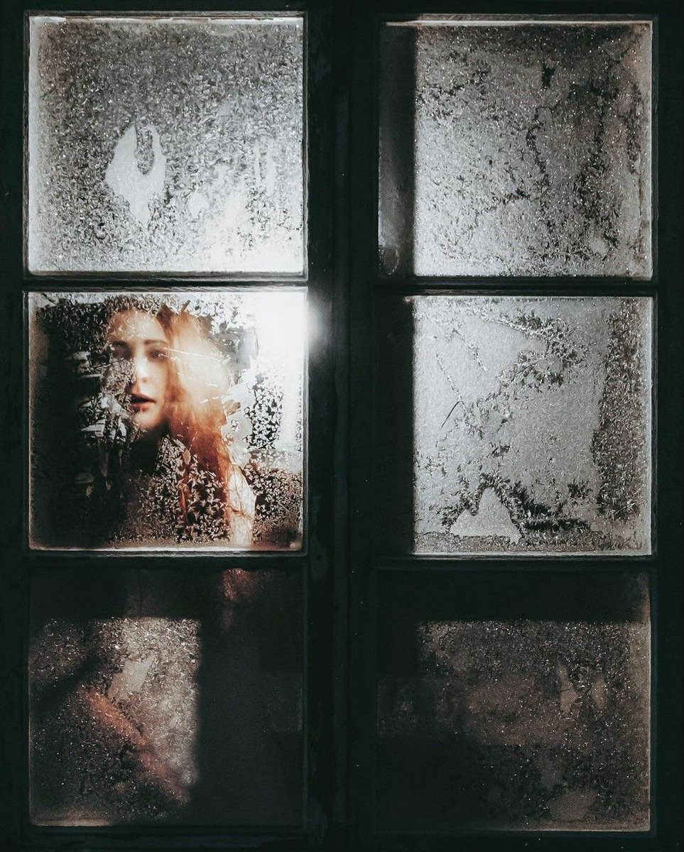 sanjaraic1's tweet image. #frost on window glass
her #reflection fades and blooms
with each passing breath

#DailyHaikuPrompt #vss365 #haiku #senryu 📸 from Pinterest