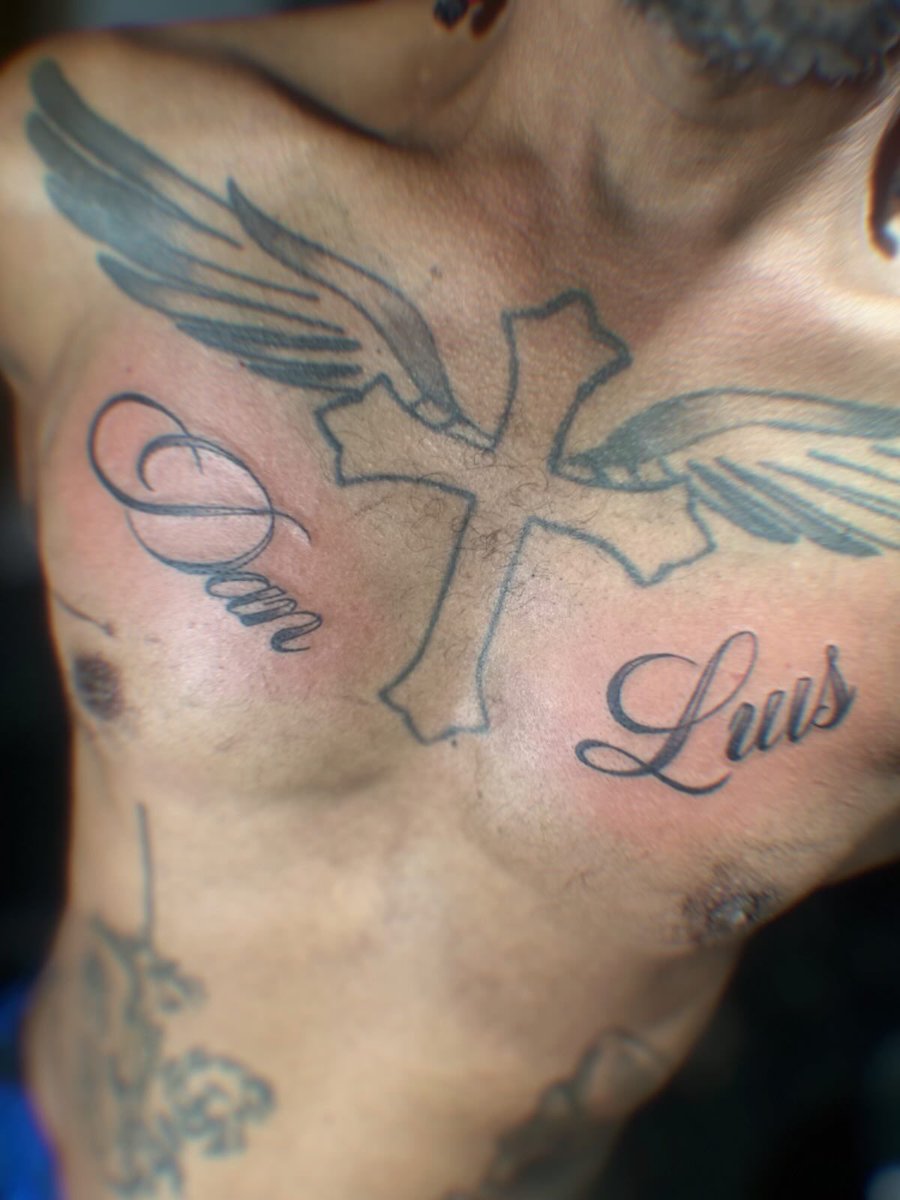 danvoju's tweet photo. Enquanto muitos ao meu redor se recusa a me aceitar, meu pai me aceitou… e aos berros!!

Ele literalmente tatuou no peito o meu nome🥹❤️🏳️‍⚧️ https://t.co/nEDYAIBaB4