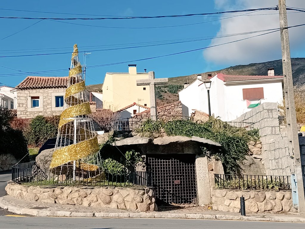 Eva___Pinardo's tweet image. Oye Pepe, y ahora ¿cómo colocamos en ese arbol las luces de Navidad?
- espera....sujétame el cubata

#feliznavidad
#lucesdenavidad
#decoracionnavideña
#tala
#Bustarviejo
@greenpeace_esp 
@ecologistas 
@IU_Madrid