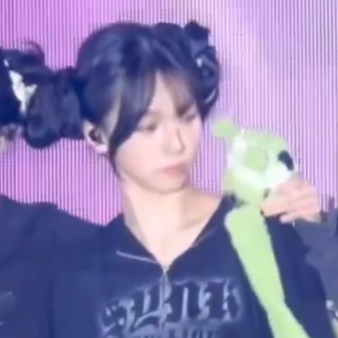 ojjing_eo's tweet image. ❓there’s an alien invading my space