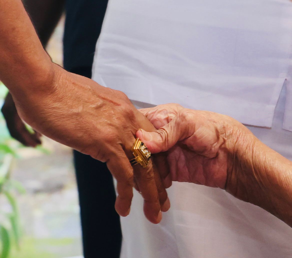 mkstalin's tweet image. தி.மு.க. மூன்றெழுத்தெல்ல; உள்ளிருந்து நம்மை இயக்கும் உயிரெழுத்து 🖤♥

நேரம் காலம் பார்க்காமல் தமிழ்நாடு முழுக்கச் சுற்றிக் கழகப் பணி ஆற்றிக்கொண்டிருந்த காலகட்டத்தில், மேற்கு மண்டலத்துக்குள் நுழைந்தாலே, “நம் வீடு இருக்கிறது வாருங்கள்” என்று அழைத்துச் சென்று கவனித்துக் கொண்ட கழகச்…