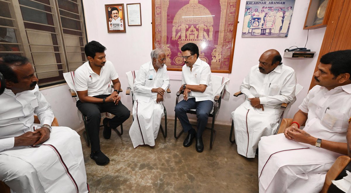 mkstalin's tweet image. தி.மு.க. மூன்றெழுத்தெல்ல; உள்ளிருந்து நம்மை இயக்கும் உயிரெழுத்து 🖤♥

நேரம் காலம் பார்க்காமல் தமிழ்நாடு முழுக்கச் சுற்றிக் கழகப் பணி ஆற்றிக்கொண்டிருந்த காலகட்டத்தில், மேற்கு மண்டலத்துக்குள் நுழைந்தாலே, “நம் வீடு இருக்கிறது வாருங்கள்” என்று அழைத்துச் சென்று கவனித்துக் கொண்ட கழகச்…