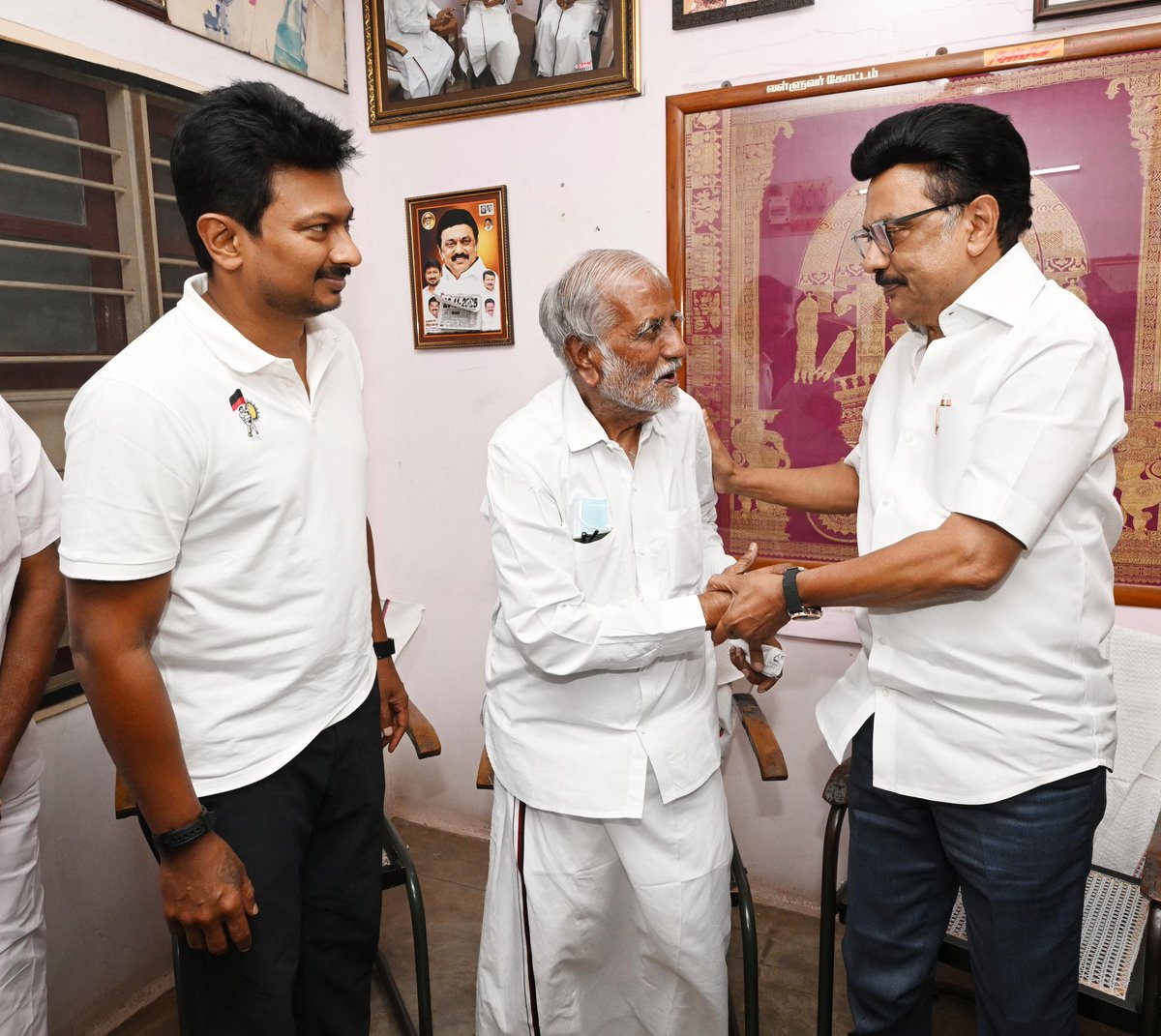 mkstalin's tweet image. தி.மு.க. மூன்றெழுத்தெல்ல; உள்ளிருந்து நம்மை இயக்கும் உயிரெழுத்து 🖤♥

நேரம் காலம் பார்க்காமல் தமிழ்நாடு முழுக்கச் சுற்றிக் கழகப் பணி ஆற்றிக்கொண்டிருந்த காலகட்டத்தில், மேற்கு மண்டலத்துக்குள் நுழைந்தாலே, “நம் வீடு இருக்கிறது வாருங்கள்” என்று அழைத்துச் சென்று கவனித்துக் கொண்ட கழகச்…