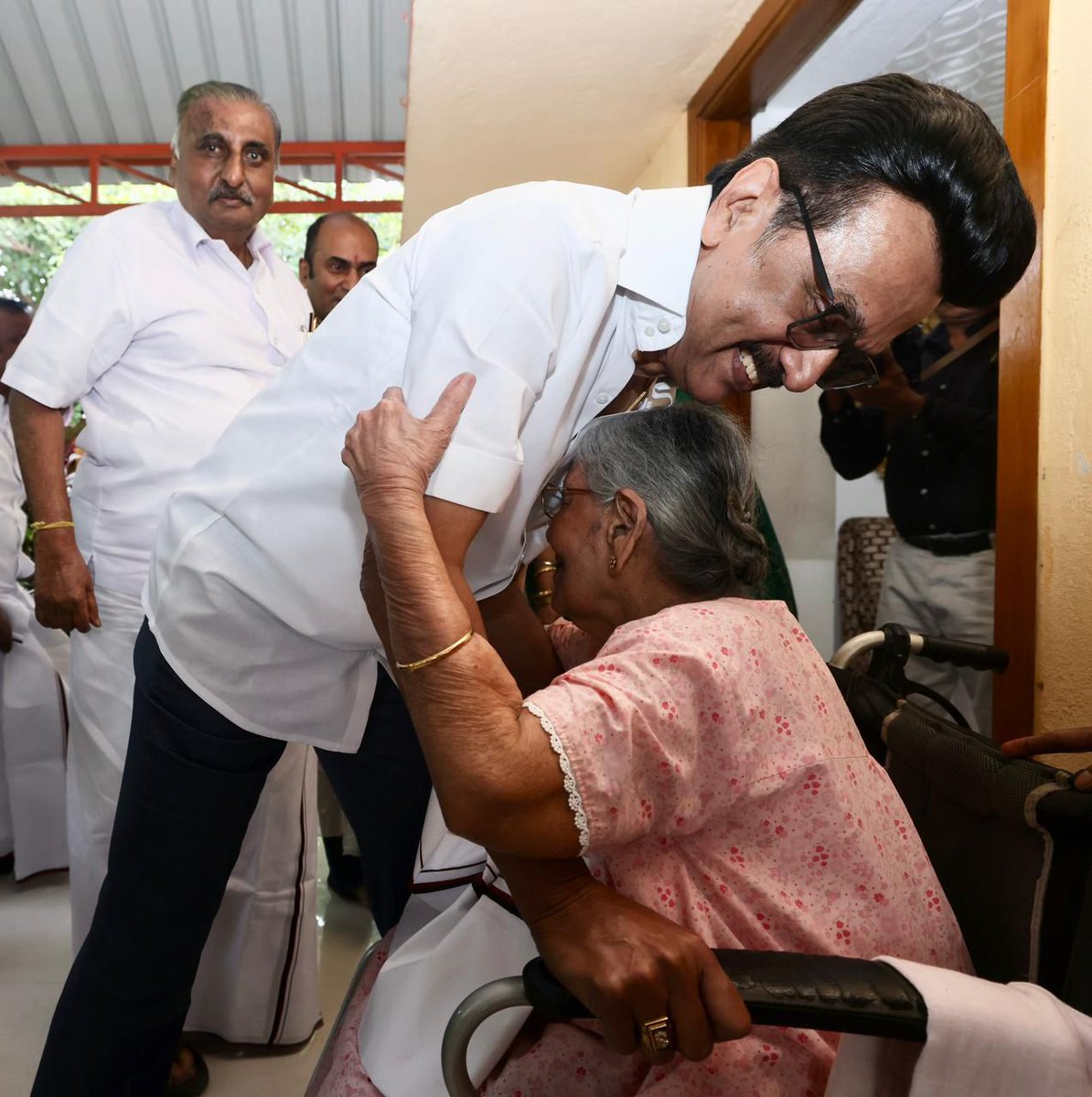 mkstalin's tweet image. தி.மு.க. மூன்றெழுத்தெல்ல; உள்ளிருந்து நம்மை இயக்கும் உயிரெழுத்து 🖤♥

நேரம் காலம் பார்க்காமல் தமிழ்நாடு முழுக்கச் சுற்றிக் கழகப் பணி ஆற்றிக்கொண்டிருந்த காலகட்டத்தில், மேற்கு மண்டலத்துக்குள் நுழைந்தாலே, “நம் வீடு இருக்கிறது வாருங்கள்” என்று அழைத்துச் சென்று கவனித்துக் கொண்ட கழகச்…