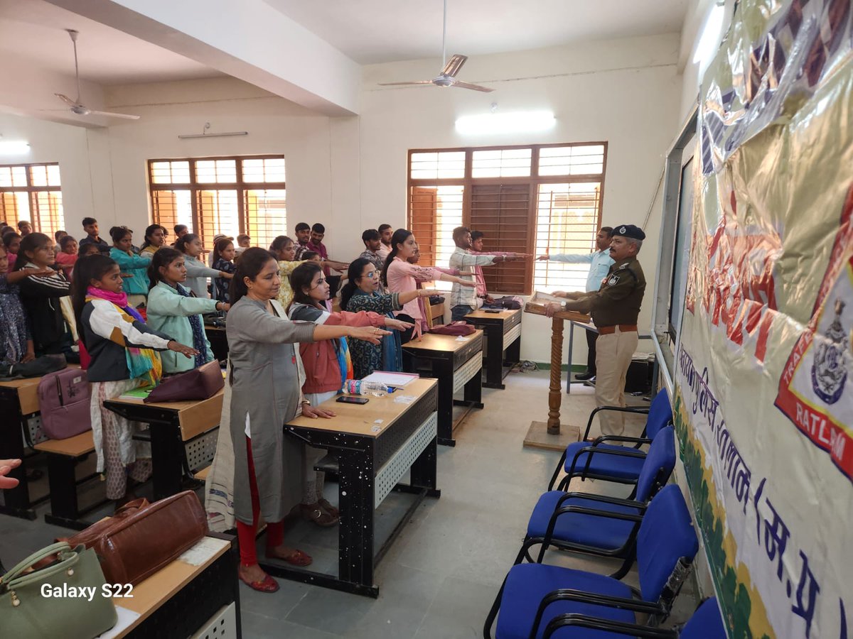SP_RATLAM_MP's tweet image. 👉पुलिस मुख्यालय के निर्देश पर रतलाम में 15 दिवसीय यातयात जागरूकता अभियान की शुरुआत
👉आज शासकीय कला एवं विज्ञान महाविद्यालय में छात्रों को राहवीर योजना, हिट एंड रन योजना, कैशलेस उपचार योजना की जानकारी दी गई।facebook.com/share/p/1AAPtu…
@CMMadhyaPradesh
@mohdept @DGP_MP @MPPoliceDeptt