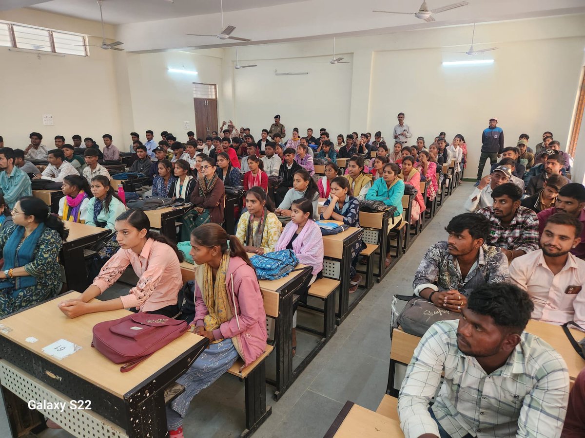 SP_RATLAM_MP's tweet image. 👉पुलिस मुख्यालय के निर्देश पर रतलाम में 15 दिवसीय यातयात जागरूकता अभियान की शुरुआत
👉आज शासकीय कला एवं विज्ञान महाविद्यालय में छात्रों को राहवीर योजना, हिट एंड रन योजना, कैशलेस उपचार योजना की जानकारी दी गई।facebook.com/share/p/1AAPtu…
@CMMadhyaPradesh
@mohdept @DGP_MP @MPPoliceDeptt