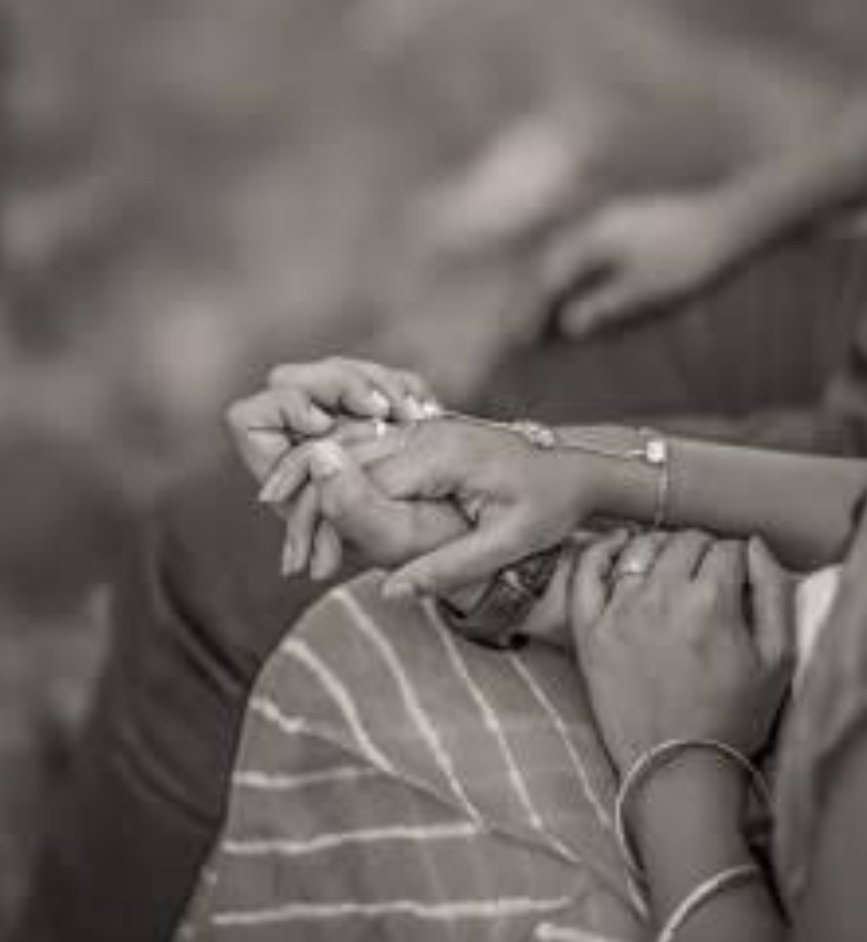 तुम जिंदगी में आए तब जाना, 
कि स्पर्श की भी एक भाषा होती है...🌸🌸
#anika_writes