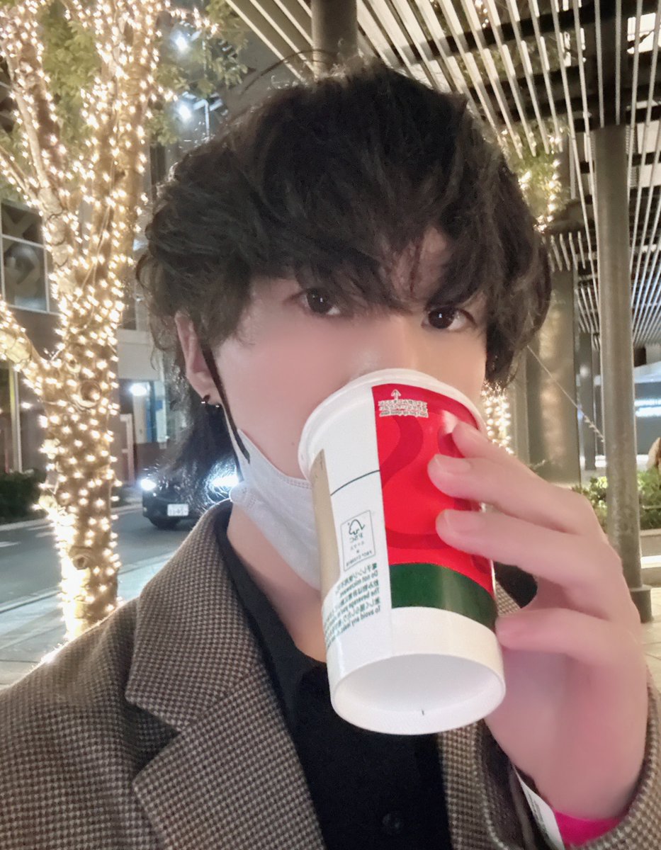 渋谷でスタバ飲んでおけば擬態できる
そんなふうに思ってる田舎民。

スモアうっま