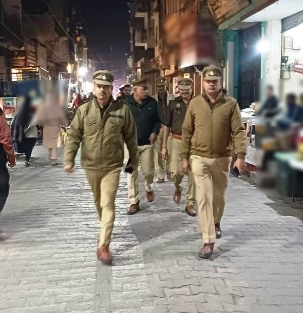 moradabadpolice's tweet image. #SSP @moradabadpolice के निर्देशन में #जनपदीय पुलिस द्वारा अपराध नियंत्रण, कानून एवं शान्ति व्यवस्था तथा जनमानस में सुरक्षा की भावना जागृत करने के दृष्टिगत गली, मोहल्ला, बाजार व अन्य महत्वपूर्ण स्थानों पर पैदल गश्त की गई।