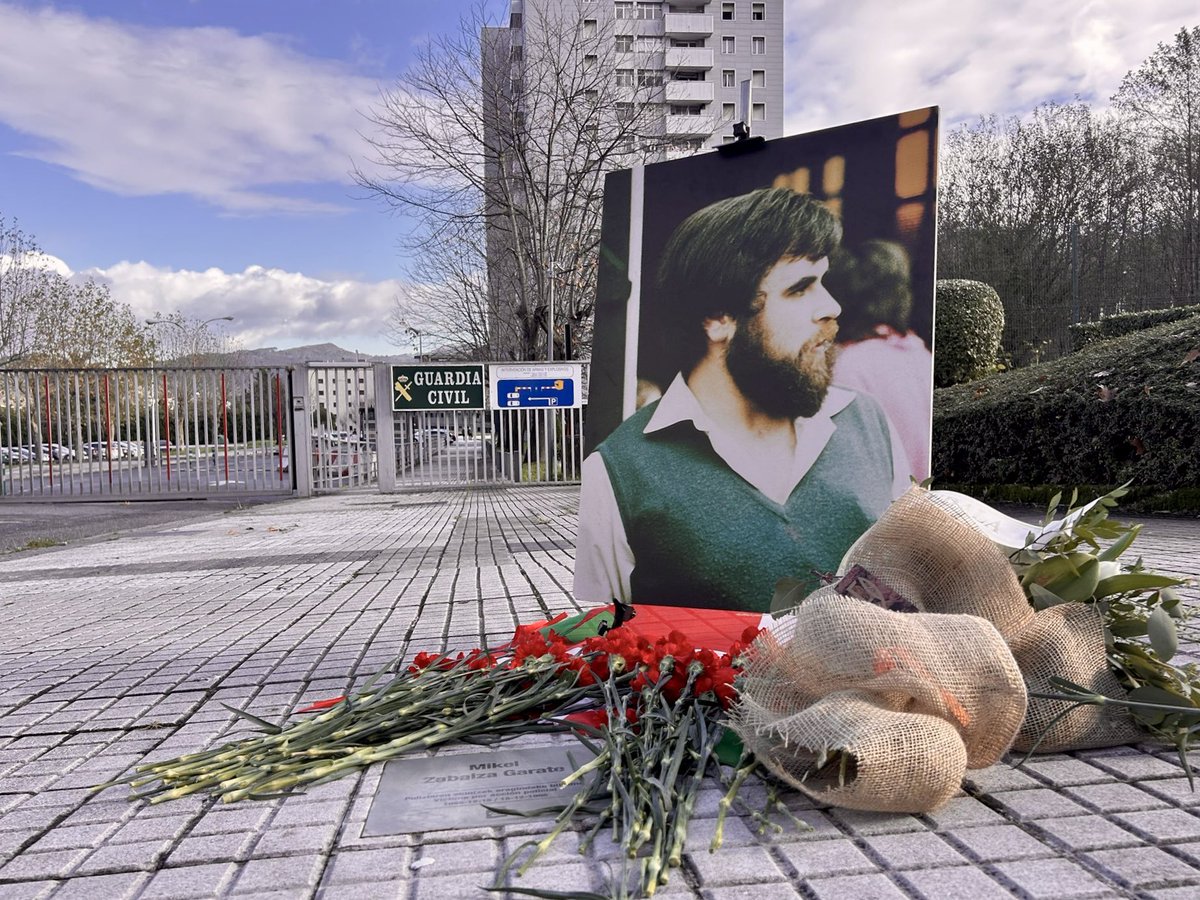 DMangadoAranda's tweet photo. Mikel Zabalza fue torturado hasta la muerte por la Guardia Civil en el cuartel de Intxaurrondo. Arrojaron su cuerpo al río Bidasoa. “Busque en objetos perdidos” le dijeron a su madre. 

40 años de silencio oficial.
40 años de impunidad.

MEMORIA • EGIA • JUSTIZIA https://t.co/mCV17z3kJA