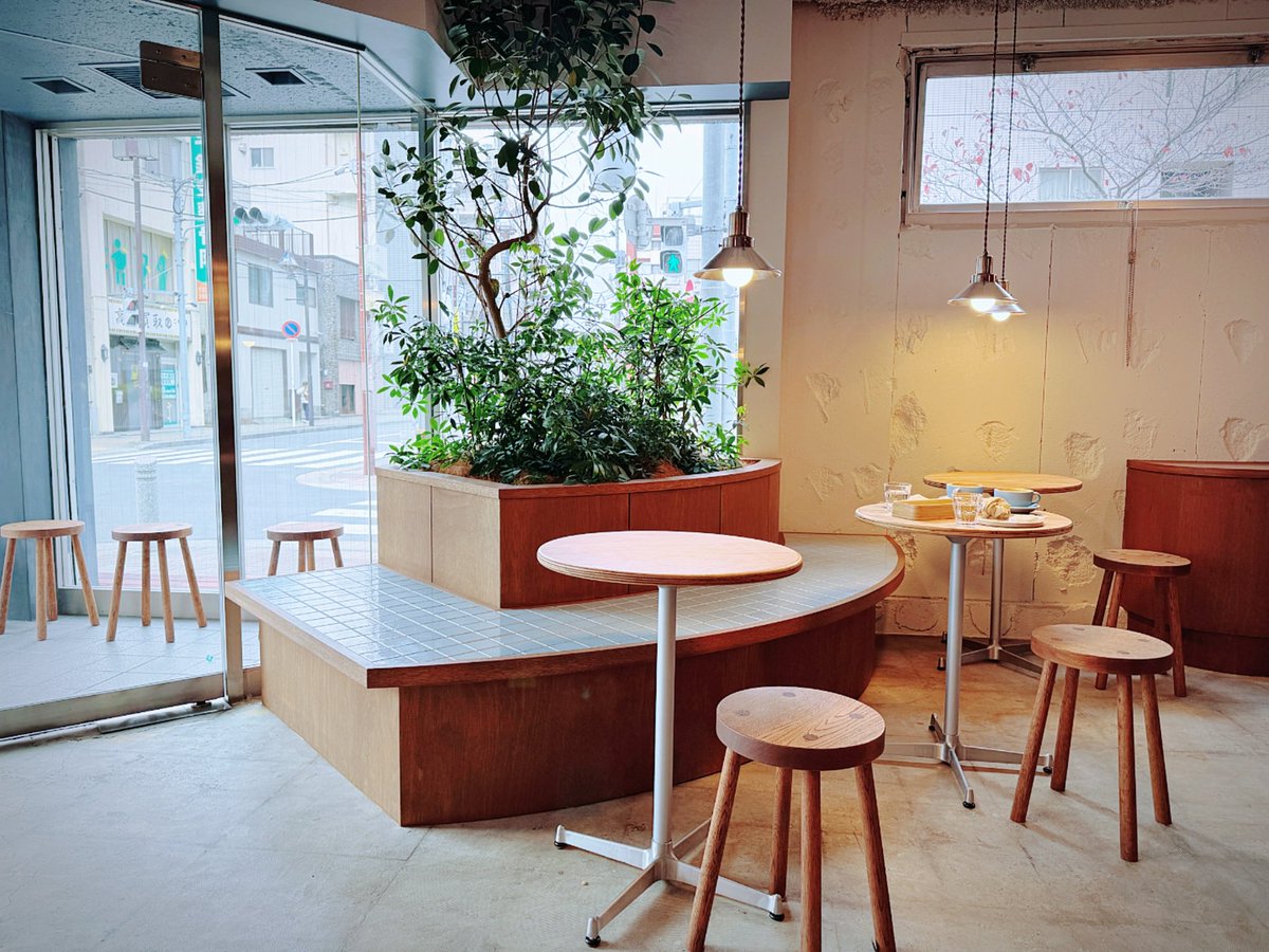 ShinokiDesign's tweet image. 松戸駅徒歩3分、先日オープンしたばかりの
Flow&apos;s coffeeさんに行ってきました🐾

なんとワンちゃん店内ok！🐶
入り口近くの席のみですが、
冬にワンちゃんokは有難いです🥹🫶🏻

📍松戸駅
☕️ Flow&apos;s coffee