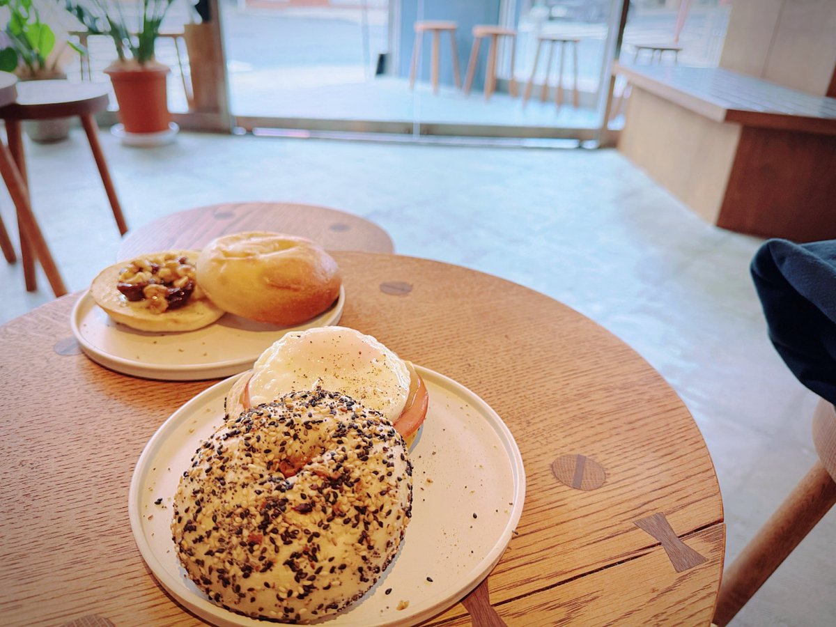 ShinokiDesign's tweet image. 松戸駅徒歩3分、先日オープンしたばかりの
Flow&apos;s coffeeさんに行ってきました🐾

なんとワンちゃん店内ok！🐶
入り口近くの席のみですが、
冬にワンちゃんokは有難いです🥹🫶🏻

📍松戸駅
☕️ Flow&apos;s coffee