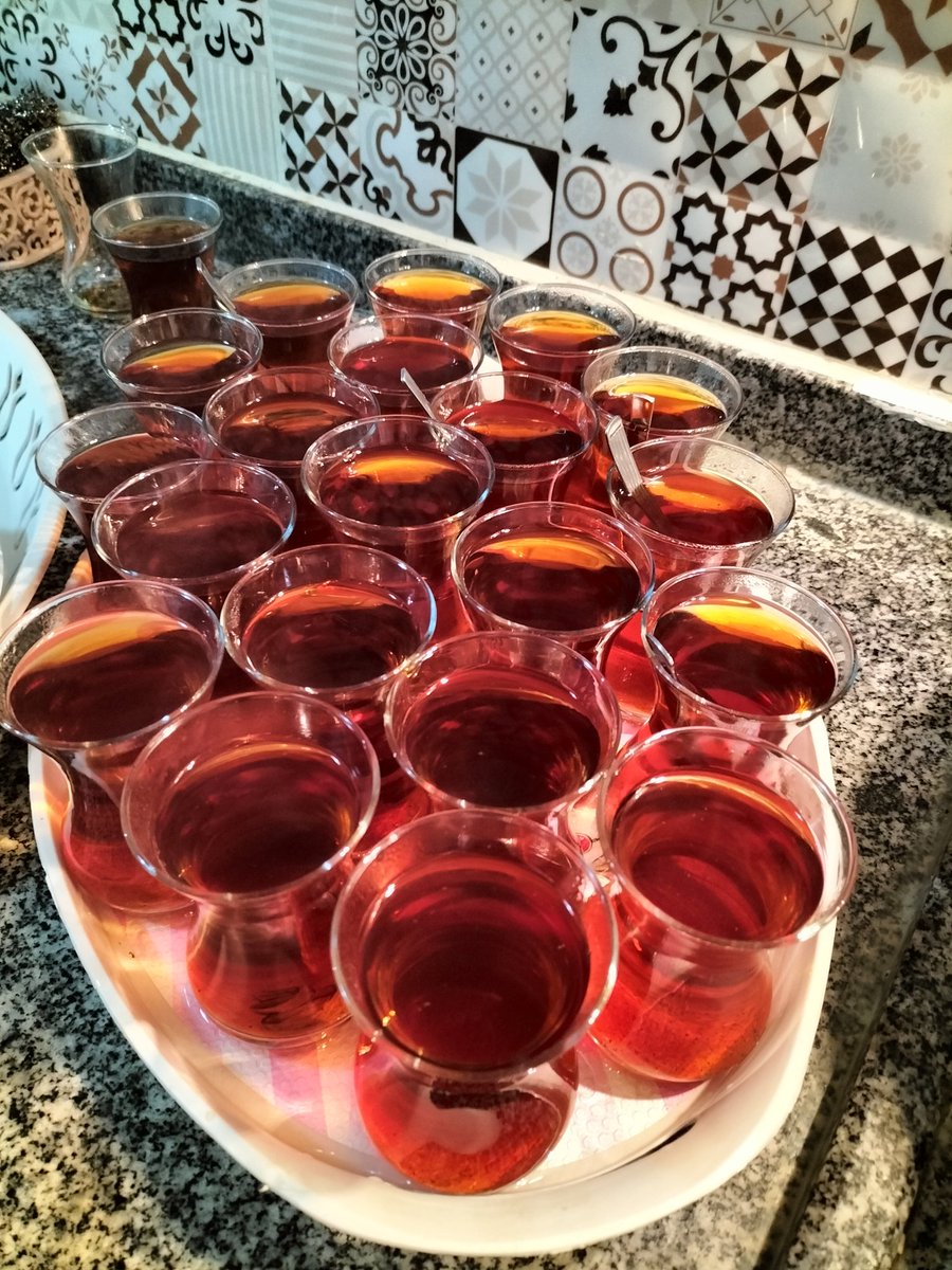 Güzel sözler söylemeye ihtiyacımız var , güzel sözler duymaya, güzel insanlara ihtiyacımız var, güzel olaylara...güzel olan her şeye hasretiz millet olarak...hadi çaylarınızı alın da bir yerlerden başlayalım 🥰umutsuzluk Türk 'e yakışmaz !!!
#Akşamınızhayrolsun