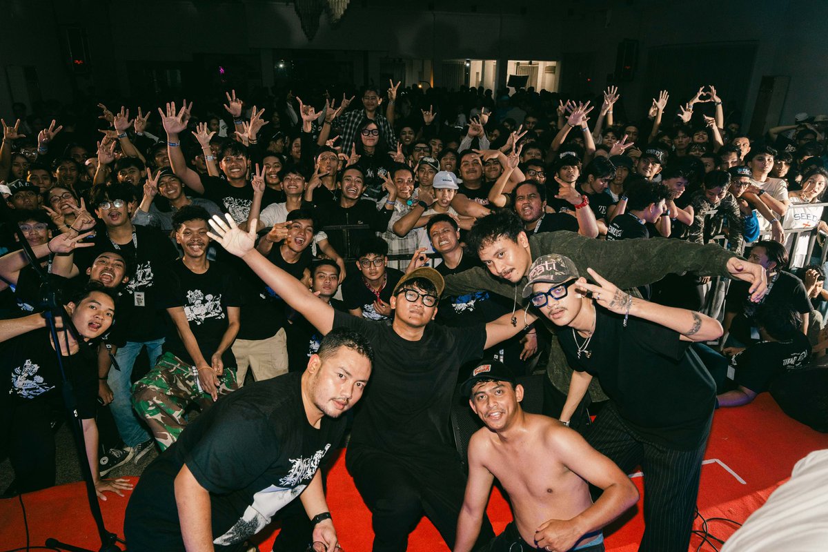 WhoIsPinn's tweet photo. enamore
artfishtival - Dera birama

-surabaya 22 november-
📸 : ardijojo https://t.co/ZZNFACWDD3