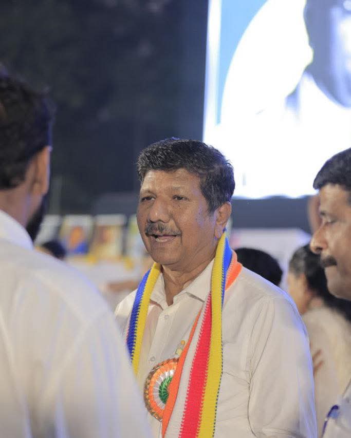 GautamW42104954's tweet image. 📍मुंबई

&quot;संविधान सम्मान महासभा&quot;

भारतीय बौद्ध महासभा के राष्ट्रीय कार्याध्यक्ष भीमराव अंबेडकर इनका संविधान सम्मान महासभा के मंच पर आगमन हो चुका है।

#संविधान_सम्मान_महासभा #एक_संधी_वंचितला #VoteForVBA #VBAForIndia