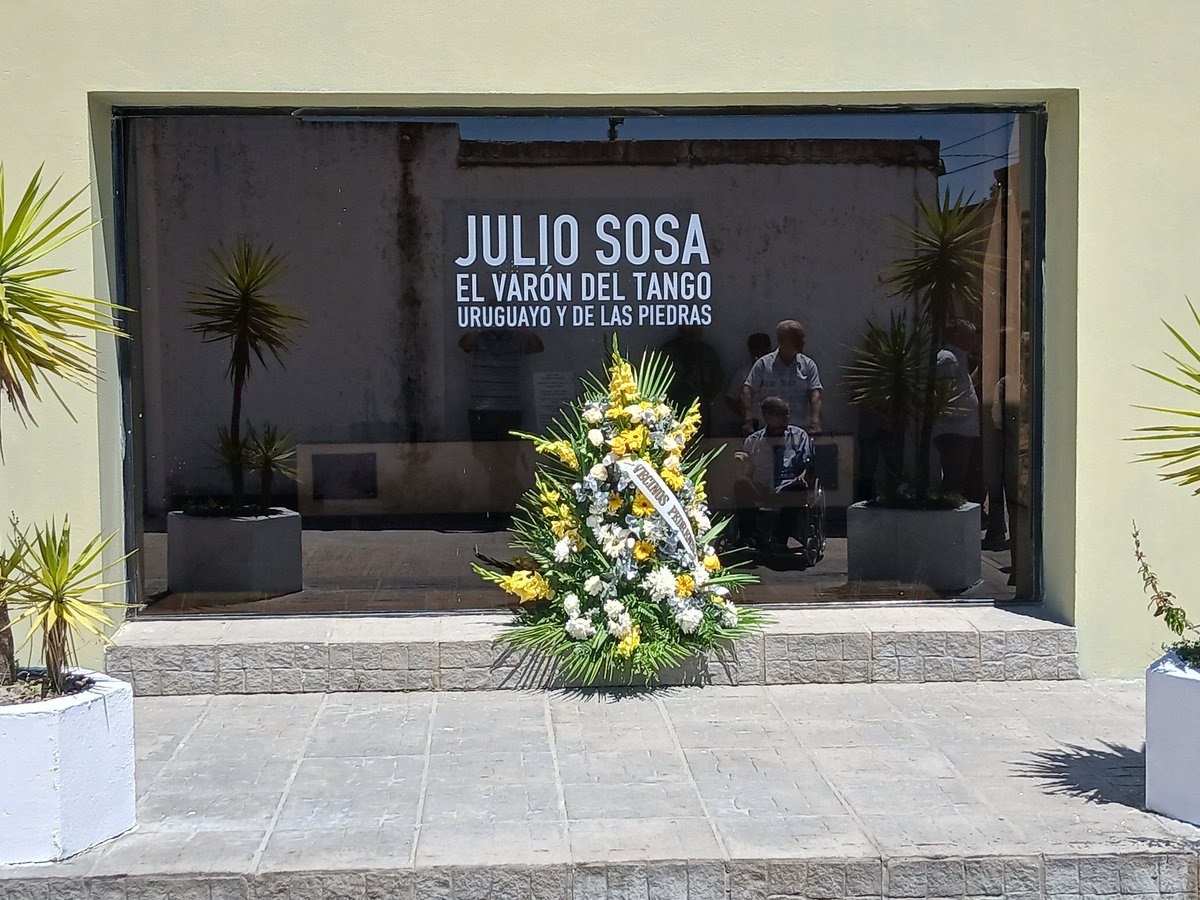 Hoy nos hicimos presente en el Cementerio de Las Piedras acompañando al Concejo Mpal a depositar una ofrenda floral en nombre de la ciudad al cumplirse un nuevo aniversario de la trágica muerte de Julio Sosa