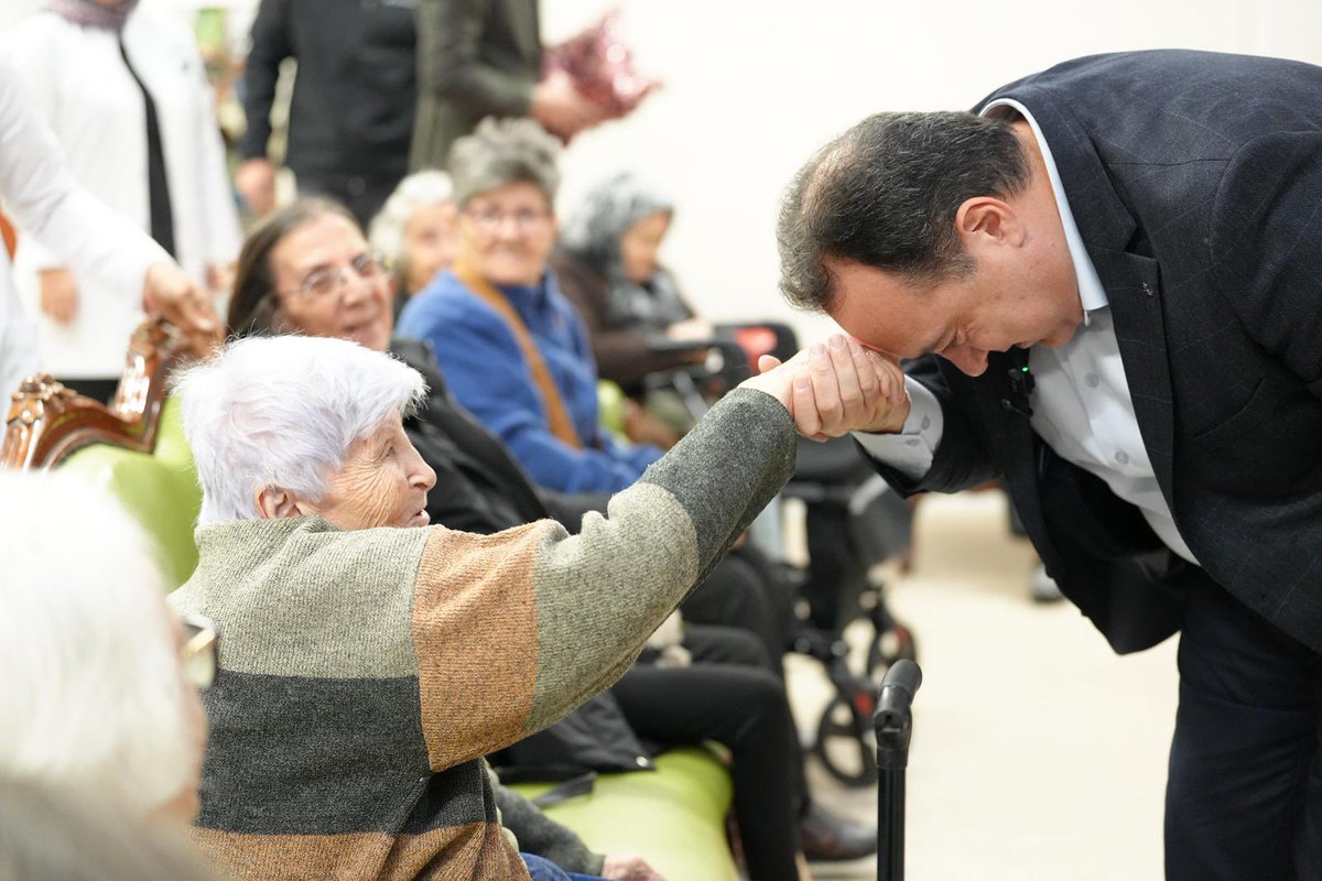 besimecz's tweet image. İsmail-Muammer Cider Huzurevi ile Manisa Huzurevi Vakfı Özel Huzurevi sakini değerli büyüklerimizi ziyaret ettik. Onların hatırlarını sormak, istek ve taleplerini dinlemek benim için çok kıymetli.