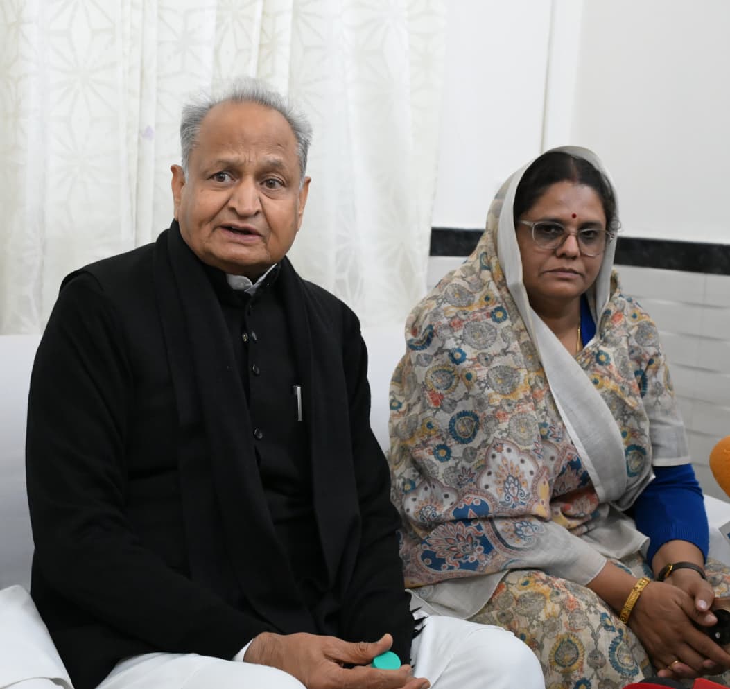 ashokgehlot51's tweet image. आज सीकर में प्रेस वार्ता:

एसआईआर प्रक्रिया में अनावश्यक जल्दबाजी, BLOs पर असहनीय दबाव, महीनों से अटकी बुजुर्गों, दिव्यांगों की पेंशन, टूटी सड़कों और ठप पड़ी योजनाओं ने साबित कर दिया है कि आज राजस्थान में सरकार का इकबाल ख़त्म हो गया है।

अधिकारी हों या योजनाएं, दोनों सरकार के…