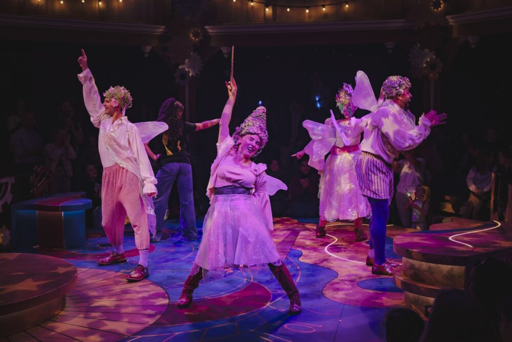 TheGuideLpool's tweet image. First look at cast of Cinderella at Shakespeare North Playhouse 👠❄️

👉 theguideliverpool.com/first-look-at-…