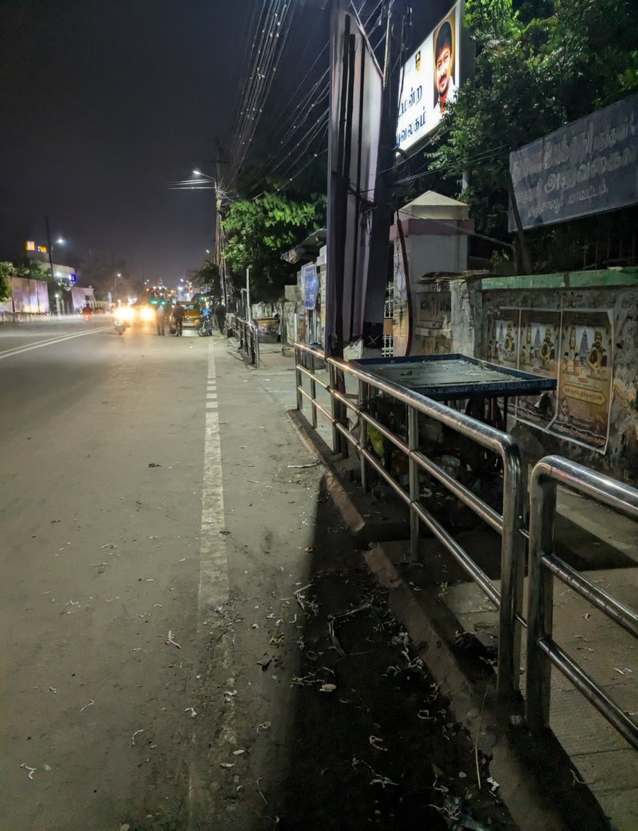 MrKonguverse's tweet image. This is how our walkway (a rare thing to see) &amp;amp; handrails get effectively utilised🙏📍Thanjavur