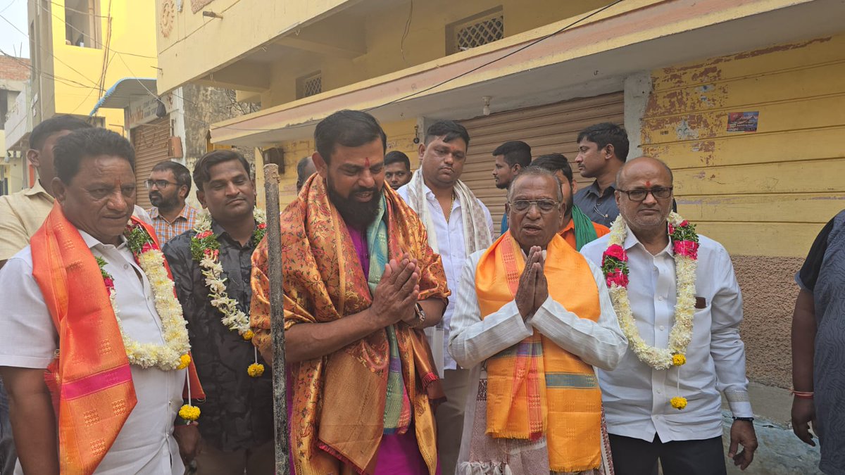TigerRajaSingh's tweet photo. Inaugurated development works worth 51.7 lakh rupees in Dhoolpet, Mangalhat Division of #Goshamahal.

These works include a CC road of 9.7 lakh rupees at Aram Ghar Colony, a 10 lakh rupee CC road at Chittiwale Mohanlal Gali, a 26 lakh rupee community hall development at Panchsheel Baithak, and gym equipment worth 6 lakh rupees.

Corporator Smt. Sashikala Krishna Ji, local leaders, community representatives, members of the Chittiwale Mohanlal Gali and Panchsheel Baithak committees, Aram Ghar Baithak committee members, and others were present.